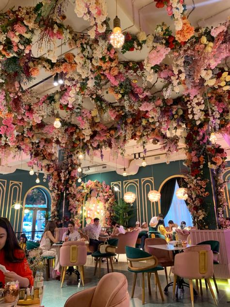 Floral Coffee Shop Aesthetic, Florist Interior Design, Cafe Table Aesthetic, Girly Restaurant, Pink Cafe Interior, Tea Room Aesthetic, Cafe Aesthetic Interior Design, Parisian Cafe Interior, Fancy Cafe