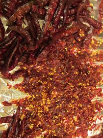 The Rusted Vegetable Garden: How to Oven Dry/Dehydrate Cayenne Peppers from the Garden (In Pictures) Pickle Veggies, Cucumbers Growing, Hot Pepper Recipes, Pickled Peppers, Dehydrating Food, Dried Peppers, Growing Veggies, Pickled Veggies, Hot Peppers