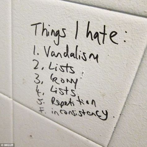 Bathroom Graffiti, Toilet Humor, You Had One Job, Memes Humor, Made Me Laugh, Funny Art, Makes Me Laugh, Too Funny, So Funny