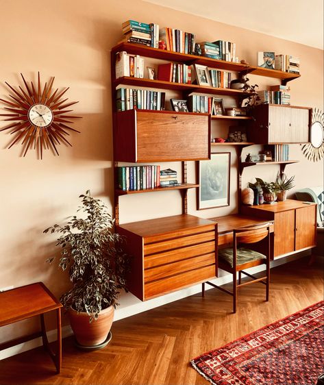 Built In Desk And Shelves, Setting Plaster, Modern Wall Unit, Green Couch Living Room, 70s Interior Design, 70s Interior, Mid Century Living Room, Farrow And Ball, Deco Retro