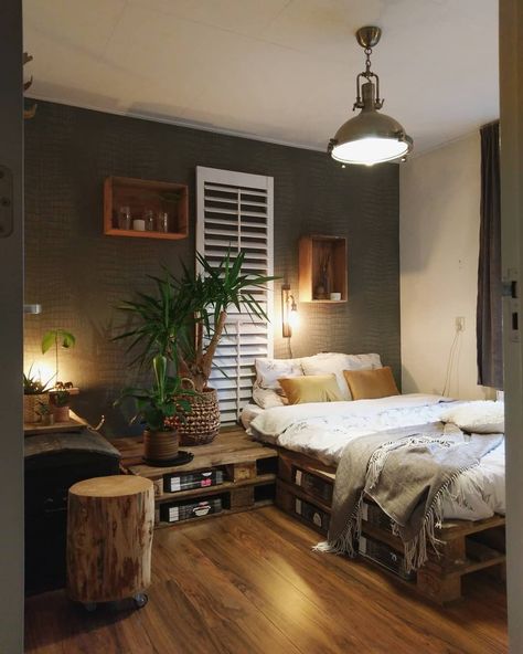 Pallet Bedroom Ideas Small Spaces, Pallet Bedroom Ideas, Grey Boho Bedroom Ideas, Palette Bed, Wooden Pallet Beds, Pallet Bed Frame, Diy Pallet Bed, Pallet Beds, Pallet Bed