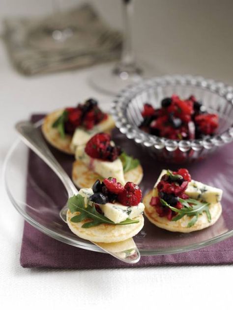 Canapes With Blueberry And Raspberry Savoury Canapes, Fresh Berries Recipes, Easy Canapes, Toast Aperitif, Christmas Canapes, Royal Recipe, Canapes Recipes, Mini Hamburgers, Christmas Buffet