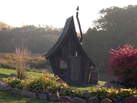 Casa Do Hobbit, Out Houses, Fairy Tale Cottage, Crooked House, Small Wooden House, Fairytale Cottage, Tree House Designs, Unique House Design, Little Cabin