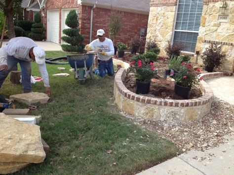 Stone border with brick cap. Flower Bed Edging Stone, Tuscan Style Garden, Landscaping Edging, Home Front Yard, Stone Flower Beds, Rock Flower Beds, Garden Ideas Diy Cheap, Front Door Plants, Austin Stone