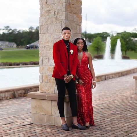 Red Tux Prom, Red Prom Tuxedo, Prom Matching Couples, Prom Matching Couples Outfits, Red Prom Couple, Prom Black Couples, Couple Outfits Engagement, Outfits Engagement Photos, Prom Couples Outfits