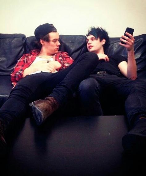 Michael Clifford and Harry Styles Emo Love, Michael Gordon, Five Seconds Of Summer, Michael Clifford, 1d And 5sos, Luke Hemmings, Second Of Summer, Oui Oui, Harry Edward Styles