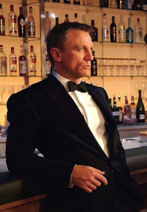 Royale Outfit, James Bond Daniel Craig, Bond Suits, 007 Casino Royale, Daniel Craig 007, Casino Roulette, Don Pedro, Daniel Craig James Bond, Film Trailer