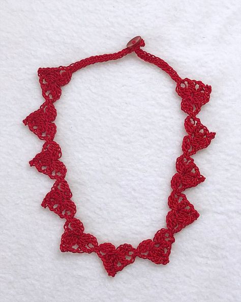 free pattern-Red Thread Crochet Heart Necklace crochet pattern by Edie Eckman Diy Crochet Jewelry, Choker Patterns, Crochet Thread Patterns, Crochet Thread Size 10, Crochet Necklace Pattern, Crochet Jewlery, Crochet Hearts, Necklace Crochet, Crochet Heart Pattern