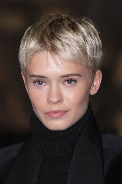 Easy Trendy Hairstyles, Growing Out Short Hair, Short Blonde Pixie, Crop Hair, Pixi Beauty, Girls Short Haircuts, Beautiful Haircuts, Growing Out Short Hair Styles, Super Short Hair