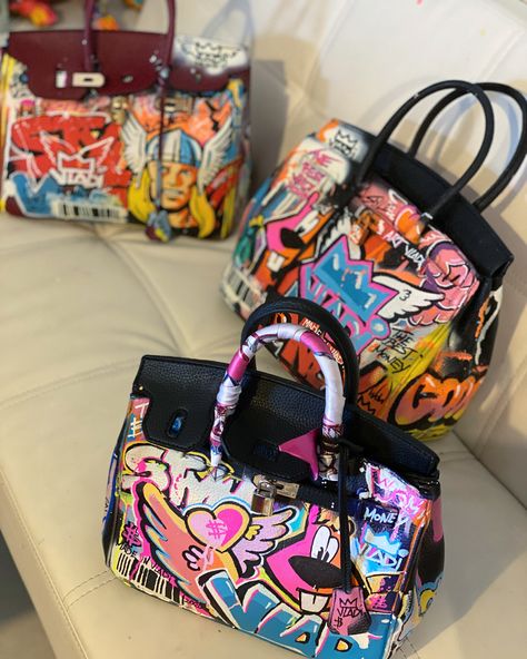 #hermes #birkin #hermes #hermeshandbags #art #popartist #artvladi #unique #fashion Custom Painted Bag, Custom Purses Paint, Leather Bag Painting Ideas, Painted Purses Ideas, Handbag Painting, Hermes Art, Hand Painted Bags Handbags, Hand Painted Bags, Graffiti Fashion