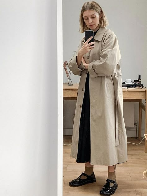 5 Trench-Coat Outfit Ideas You Can Always Rely On Burberry Socks, Outfit Trench, Brittany Bathgate, Leather Blazer Women, Long Winter Coats Women, Trench Coat Outfit, Trench Coat Style, Long Puffer Coat, Sophisticated Outfits