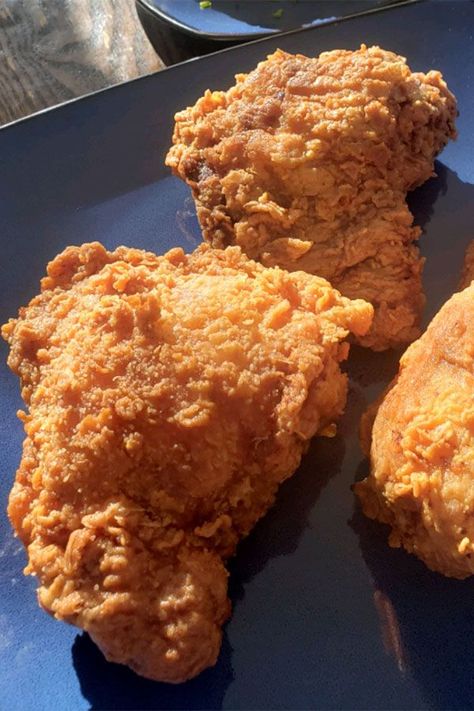 Looking for dinner ideas? Try cooking this crispy fried chicken. Use buttermilk and chicken to cook this easy fried chicken for an easy dinner. Easy Fried Chicken, Cooking Fried Chicken, Crispy Fried Chicken, Food Therapy, Fried Chicken Recipes, Yummy Comfort Food, Yummy Chicken Recipes, Food Photographer, Pink Lady