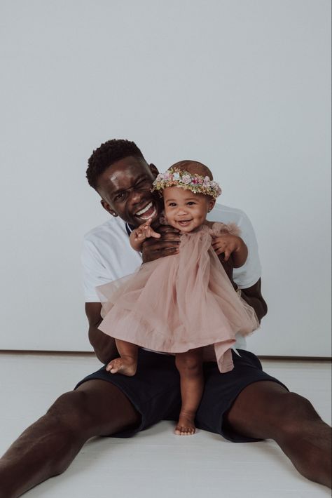 1st Bday Photoshoot With Parents, Daddy And Newborn Daughter Photo Ideas, Mom Dad Daughter Photoshoot Ideas, Father Daughter Photoshoot, Father And Daughter Photoshoot, Daddy And Daughter Photo Shoot, Daughter Photo Ideas, Mom Dad Baby, Mom Son