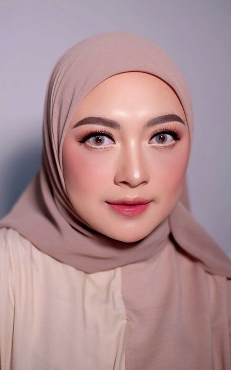 Hairdo For Graduation, Makeup Wisuda Hijab Flawless, Graduation Look Makeup, Graduation Hijab, Graduation Fits, Make Up Wisuda, Makeup Wisuda, Makeup Flawless, Hijab Makeup