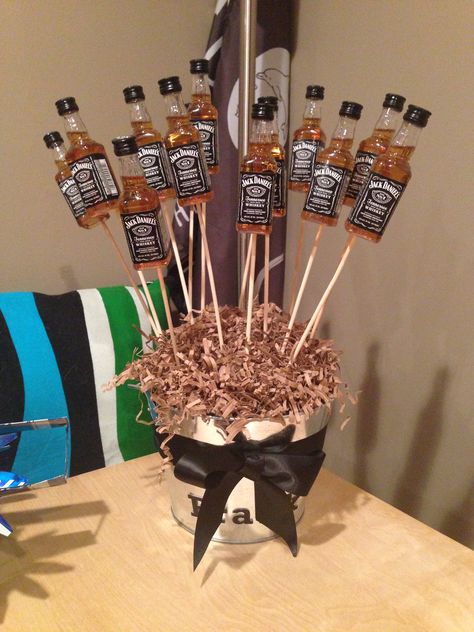 Jack Daniels bouquet Jack Daniels Centerpiece For Men, Jack Daniels Bouquet, Jack Daniels Basket Ideas, Jack Daniels Gift Set, Diy Liqour Bouqet, 75 Birthday Cake, Grandparents Christmas Gifts, Diy Christmas Sweater, Outdoor Christmas Diy