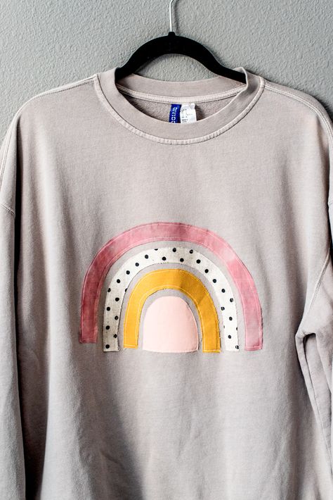 DIY Upcycled Applique Sweatshirt Diy Painted Sweatshirt, Applique On Sweatshirt, Applique Tshirt Ideas, Too Big Sweater Hack, Sweatshirt Applique Ideas, Visible Mending Sweatshirt, Applique Shirts For Women, Diy Applique Sweatshirt, Spring Patchwork Sweatshirt