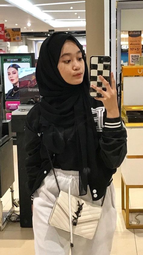 Outfit Celana Joger Hijab, Outfit Jogger Hijab, Otdd Outfit Style Hijab, Ootd Jogger, Black Hijabi Girl, Outfit Jogger, Ootd Hijab Casual Simple, Outfit Hijab Ideas, Korean Style Hijab