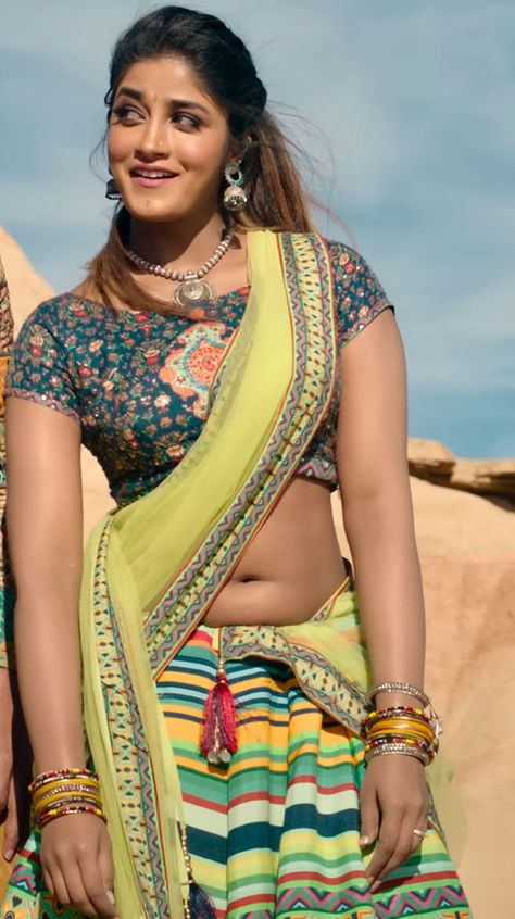 Dimple Hayati, Shreya Saran Hot, Dimple Hayathi, Gal Gadot Style, Indian Bollywood Actors, Curvy Women Dresses, Belly Pics, Beautiful Photoshoot, Bollywood Girls