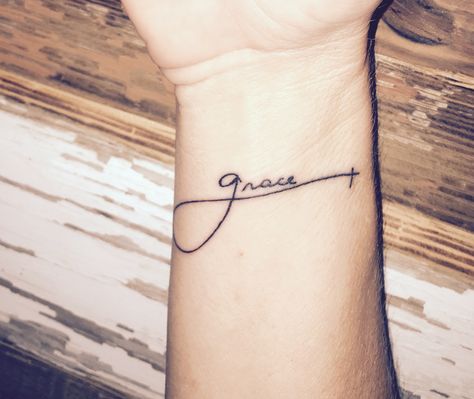 Grace! #tattoo #grace #wrist Tattoo Grace, Grace Tattoo, Wörter Tattoos, Grace Tattoos, Tattoos For Women Small Meaningful, Tatuagem Masculina Pequena, Tattoo Diy, Tattoo Script, Wrist Tattoo