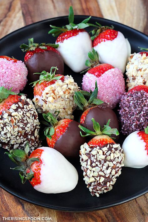 Choc Strawberries, Dipped Fruit, Strawberry Ideas, Chocolate Covered Strawberry Recipe, Quick Easy Desserts, Strawberry Dip, Simple Budget, Chocolate Coating, Valentine Treats