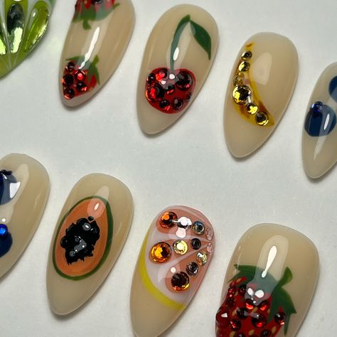 bejeweled fruit basket 🍓🍊🍒🍋🍈 @esvynails code HOTGURL10 - Vanilla Rubber Base @daily_charme Charme Crystals #fruitnails #pressonnails #almondnails #nailsnailsnails #nailsofinstagram #thepressoncollective Nail Charm Ideas, Crystal Couture, Food Nail Art, Fruit Nail, Charm Ideas, Food Nails, Nail Charm, Nail Tutorial, Minimalist Nails