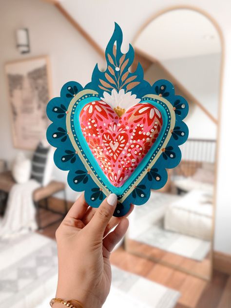 Mexican Folk Art Painting, Sacred Heart Art, Mexican Folklore, Mexican Crafts, Astuces Diy, Mexican Decor, Heart Crafts, Ceramics Ideas Pottery, Folk Art Painting