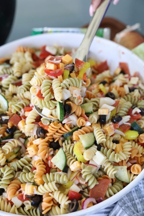 Traditional Pasta Salad Recipes, Traditional Pasta Salad, Chicken Broccoli Pasta Recipes, Broccoli Pasta Bake, Chicken Broccoli Pasta, Classic Pasta Salad, Traditional Pasta, Cheese Cubes, Stuffed Banana Peppers