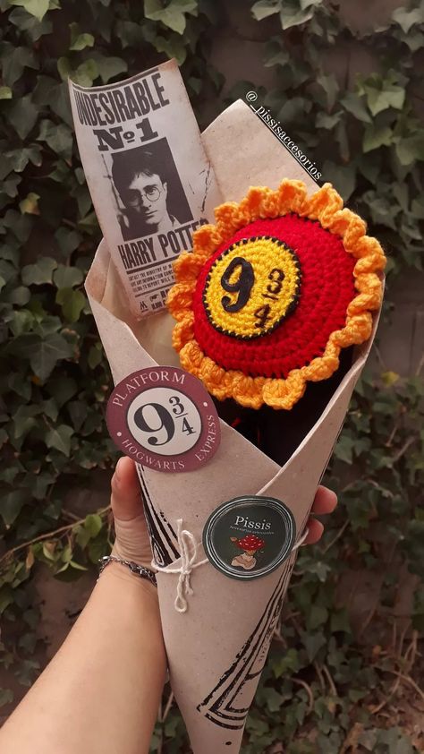 Harry Potter sunflower crochet Harry Potter Crochet Projects, Harry Potter Crochet Ideas, Harry Potter Flowers, Harry Potter Presents, Crochet Harry Potter, Harry Potter Amigurumi, Harry Potter Letter, Crochet Pencil Case, Harry Potter Bag