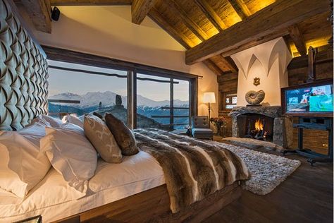 Lit impérial dans ce chalet Chalet Bedroom, Chalet Design, Relaxing Sounds, Beautiful Snow, Chalet Style, Bedroom Fireplace, Cozy Living Spaces, Ski Chalet, Luxury Retreats