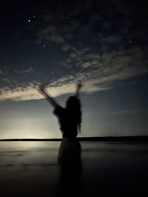 Night Aesthetic Profile Picture, Pretty Pics Aesthetic, Ocean Pics Instagram, Profile Picture Instagram Aesthetic Sky, Dark Beach Pictures, Pfp Photo Ideas, Ocean Instagram Pictures, Moody Summer Aesthetic, Stars Photography Night