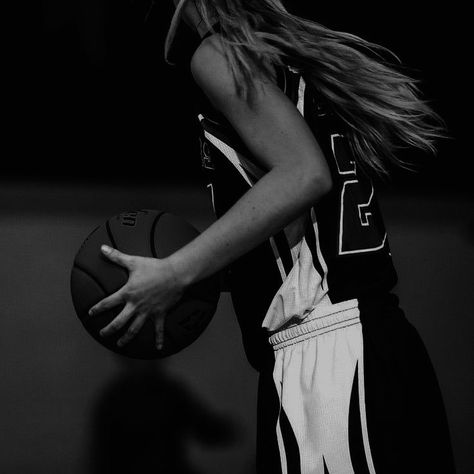 Athletic Girl Aesthetic, Bola Jaring, Basketball Aesthetic, Basketball Background, Ball Aesthetic, Bola Basket, Basketball Photos, Sport Quotes Motivational, Basketball Is Life