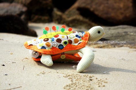 super cute, and functional turtle sewing kit and pin cushion.  would also make a great stuffed lovie! Pin Cushions Patterns, Sewing Essentials, Quilted Gifts, Hexagon Quilt, Sewing Pillows, Sewing Needles, Cushion Pattern, Pin Cushion, Art Textile