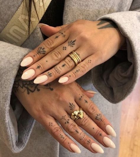 Simple Hand Tattoos For Women Unique, Cute Finger Tattoos With Meaning, Henna Inspired Tattoo Hand, Folk Hand Tattoo, Hand Adornment Tattoo, Hand Tattoos Minimalist, Tattoo Fingers Woman, Ornamental Hand Tattoos For Women, Finger Tatoos Woman