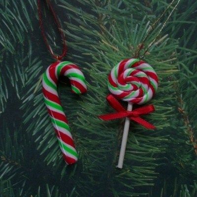 These polymer clay candy canes are really simple to make! They're great for ornaments, decorations, or embellishments! #polymerclay #candycane #easyproject #polymerclaycanes #polymerclaycandycanes #polymerclaytutorial #polymerclaycreations Polymer Clay Christmas Candy, Fimo Ideas Christmas, Clay Xmas Decorations, Fimo Christmas Decorations, Polymer Clay Candy Cane, Polymer Clay Sweets, Polymer Christmas, Fimo Christmas, Soap Embeds