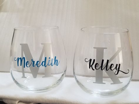 Cricut Wine Glass Ideas Name, Wedding Glasses Cricut, Cricut Projects Wine Glasses, Custom Wine Glasses Vinyl, Cricut Wine Tumbler Ideas, Wine Glass Cricut Ideas, Vinyl Wine Glass Ideas, Wine Cups Vinyl Ideas, Cricut Wine Glass Ideas