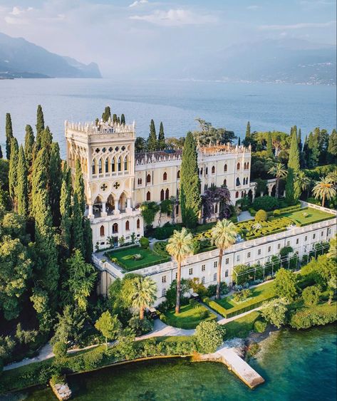 Italian Vibes, Comer See, Lake Garda Italy, Garda Italy, Italian Lakes, Chateau France, Lake Garda, Visit Italy, Beautiful Villas