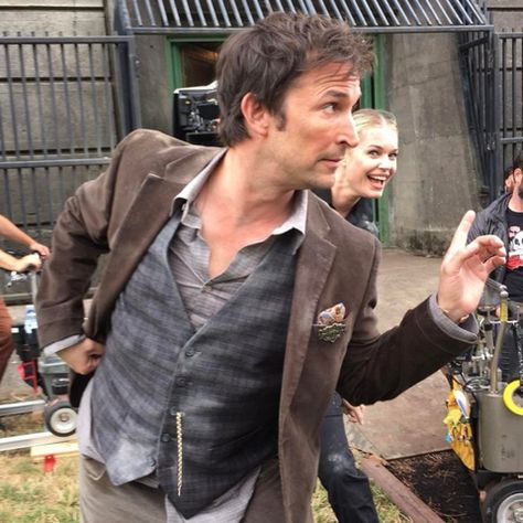 Photobombing the photobomber Flynn Carsen, Noah Wyle, Rebecca Romijn, Fandom Quotes, Raven King, Shakespeare Plays, Christian Kane, One Job, Photo B