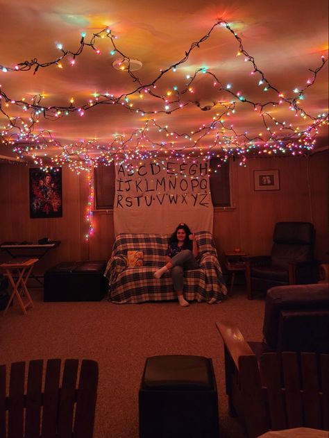 Stranger Things 80s Party, Halloween Party Basement, Bedroom Ideas Stranger Things, Stranger Things Lights Wall, Stranger Things Christmas Decorations, Stranger Things House Decor, Stranger Things Hallway Decorations, 80s Halloween Decorations, Halloween Decorations Stranger Things