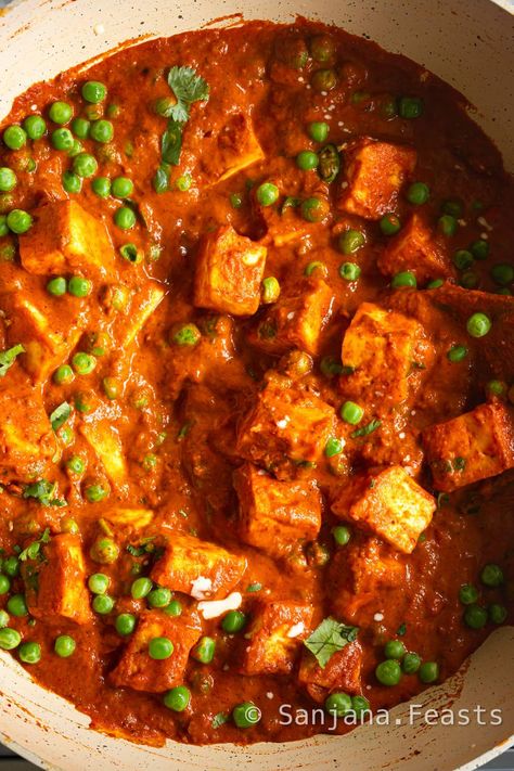 Matar Paneer (Peas & Paneer Curry) - Indian Curry Recipes - Sanjana.Feasts Pea And Paneer Curry, Paneer Marinade Recipe, Indian Veggie Curry, Easy Paneer Curry Recipe, Mattar Paneer Recipes, Pure Vegetarian Recipes, Easy Paneer Recipes Simple, Indian Curry Recipes Vegetarian, Recipes With Paneer