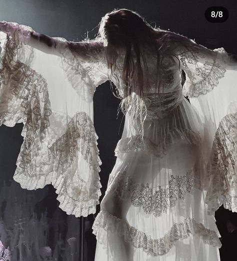 Stevie Nicks Twirl, Flowy Witch Dress, Stevie Nicks Flowy Dress, Daisy Jones Wedding, Stevie Nicks Fashion Inspiration, Florence Welch Fashion, Stevie Nicks Wedding Dress, Florence Welch Outfits, Fleetwood Mac Wedding