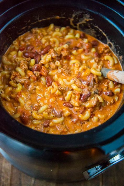 Slow Cooker Chili Mac Beef Recepies, Slow Cooker Chili Mac, Slow Cooker Chili Recipe, Chili Mac, Chili Recipe Easy, Filling Dinner, Slow Cooker Chili, Crock Pot Soup, Mac Cheese