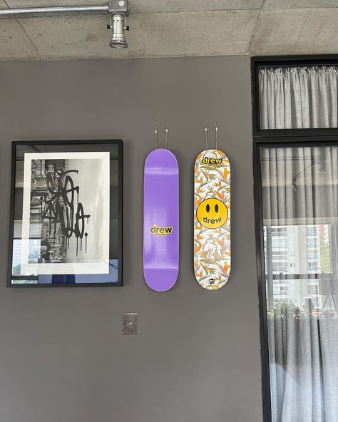 Street Style Bedroom, Skateboard Display, Hype Beast Bedroom, Bedroom Ideas Men, Bedroom Ideas Cozy, Surfer Room, Sneakerhead Room, Mens Bedroom Decor, Small Dorm