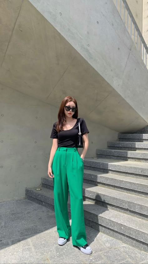 Green Trousers Outfit Women Color Combos, Creative Style Outfits, Green Trousers Outfit, Green Jeans Outfit, Green Pants Outfit, Casual Mom Style, Color Combos Outfit, Elegante Casual, Streetwear Fashion Women