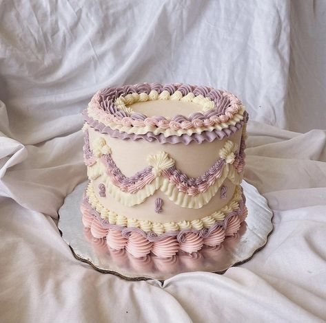 Buttercream Cake Vintage, Easy Vintage Cake Design, Shabby Chic Birthday Cake, Purple Lambeth Cake, Lavender Vintage Cake, Heart Lambeth Cake, Pink And Purple Cake Ideas, Light Purple Cake, Purple Vintage Cake