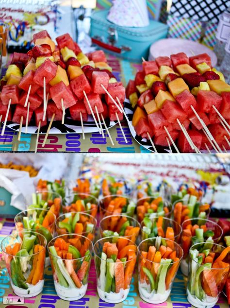 cookout! Love this idea of the fruit skewers and veggie cups with ranch dip on bottom Summer Finger Food Ideas, Bbq Food Ideas Party Appetizers, Birthday Party Fingerfood Ideas, Birthday Bbq Food, Housewarming Appetizers, Cookout Food Ideas, Appetizers Ideas, Pool Party Food, Veggie Cups