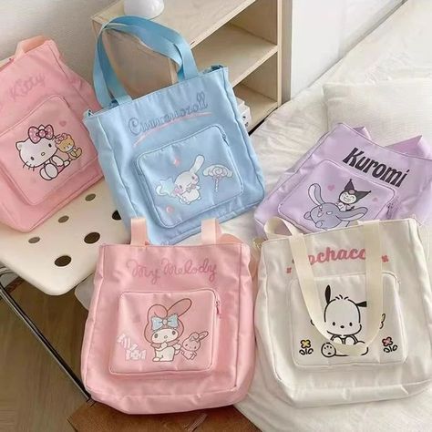 💓 Sanrio Double Layer Bags 💓 LlNK lN BlO 🌎 Wrldwide shpping ✈️ ------------------------------------- ✨ Kawaii post daily at @kawaiifantasyxx ✨ 🌸 Fashion page @kawaiifashionnx 🌸 ------------------------------------- ฅ^•ﻌ•^ฅ #hellokitty #sanrio #hellokittylover #bag #kawaiibag #sanriofashion #sanrioaesthetic #mymelody #cinnamoroll #hellokittycolelction #hellokittycollector #sanriolover #hellokittystuff #hellokittyjunkie #kuromi #hellokittyandfriends #hellokittyaddict #hellokittyfan #sanrioco... Sanrio Tote, Sanrio Bag, Kawaii Bag, Luggage Sizes, Handbag Organization, Cute School Supplies, Estilo Preppy, Lightweight Bag, Style Preppy