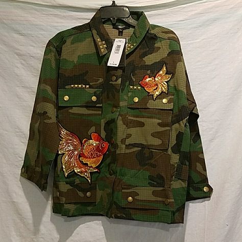 Fair Child Camo Jacket With Patches. Stud Details On The Collar And Pockets. Sequined Fish Patches On The Front And On The Back. Jacket Is About 25 Inches Long From Shoulder Down. There Are Two Big Functional Pockets At The Top Front And Two Decorative Pockets At The Bottom. 51% Rayon, 49% Polyester. Camo Jacket With Patches, Clothes With Embroidery, Jacket With Patches, Camouflage Fashion, Camouflage Jacket, Fashion Vogue, Army Fashion, Diy Fashion Clothing, Army Jacket