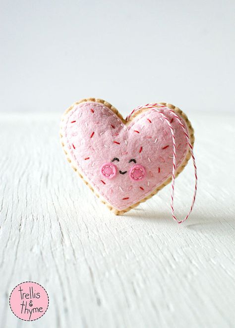 Cookie Heart, Kawaii Felt, Valentines Bricolage, Felt Ornaments Patterns, Valentine Projects, Valentines Day Cookies, Felt Craft, Felt Projects, Ornament Pattern