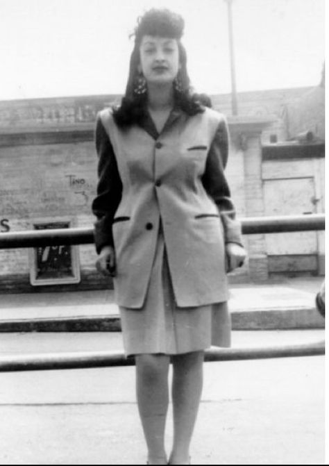 1940s Fashion HistoryAlthough the man's suit is more well known, young women also participated in the rebellious 1940s Zoot and Zazou style. Some called their clothing "defense Teddy Girl, Chicana Style, Zoot Suit, East La, Mexican American, Skirt Long, 1940s Fashion, Long Jacket, Suit Fashion