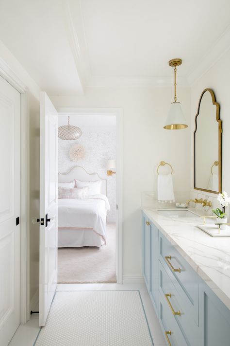 “Make it simple, but significant.” –Don Draper (All the Mad Men fans out there, raise your hands!)  👉 For more follow @whitesandsdesignbuild 👉 For more follow @whitesandsdesignbuild  Photographer: @laurenpressey Small Master Bath Ideas With Tub, Kids And Guest Bathroom Ideas, Girls Jack And Jill Bathroom, Blue Bathroom Aesthetic, Jack And Jill Bathroom Ideas, Kid Bathroom, Beach Style Bathroom, Beach House Bathroom, Pool Bath